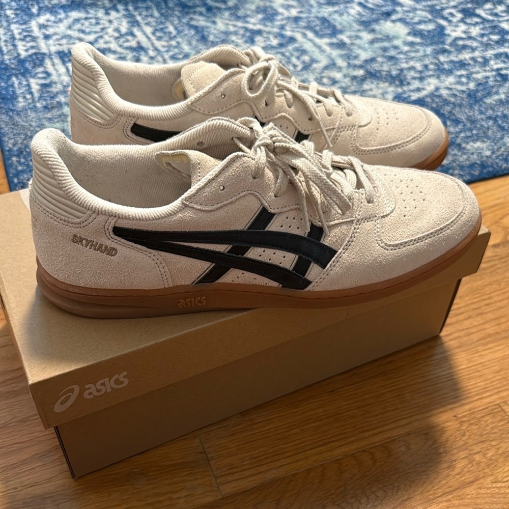 ASICS Skyhand OG. Oatmeal/Black. Mens 9 1/2, Womens 11